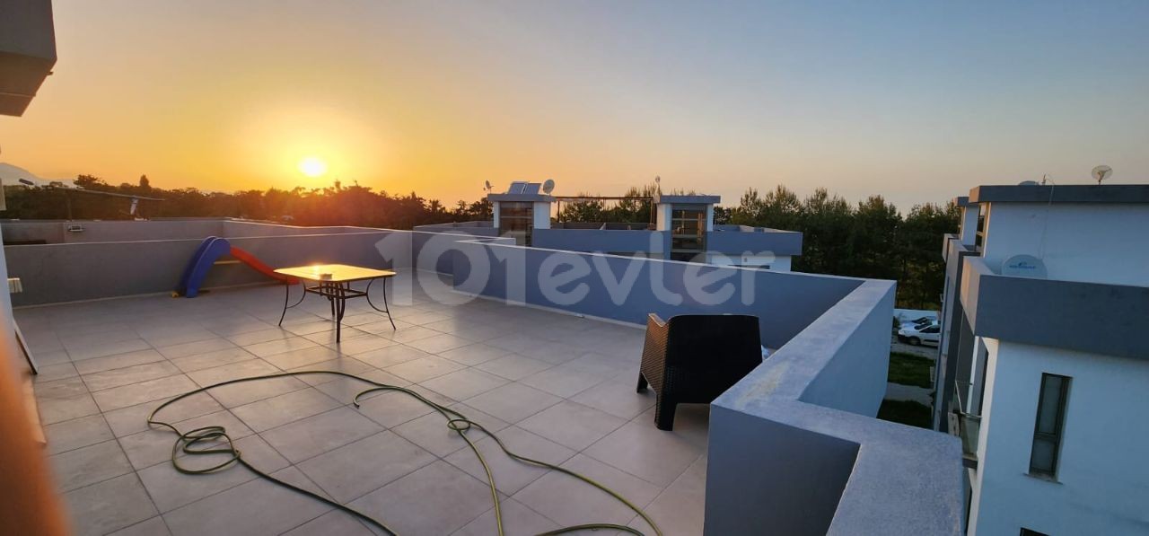 ALSANCAKTA  SKY TERRACE  CAMELOT  PLAJINA YAKIN FULL EŞYALI SATILIK DAİRE 185000 STG