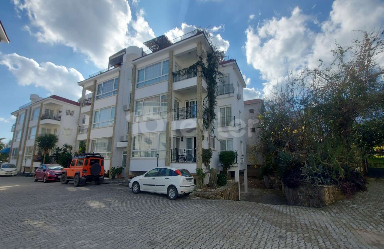 Lapta'da Satılık 3 Yatak Odalı Penthouse