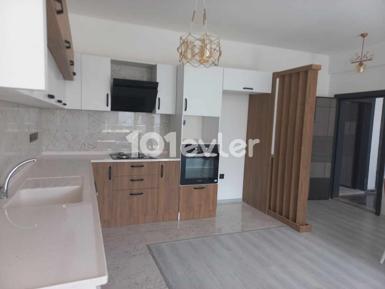 MAĞUSA MARAŞ BÖLGESİNDE SİTE İÇİNDE 3+1 ZEMİN KAT SIFIR DAİRE