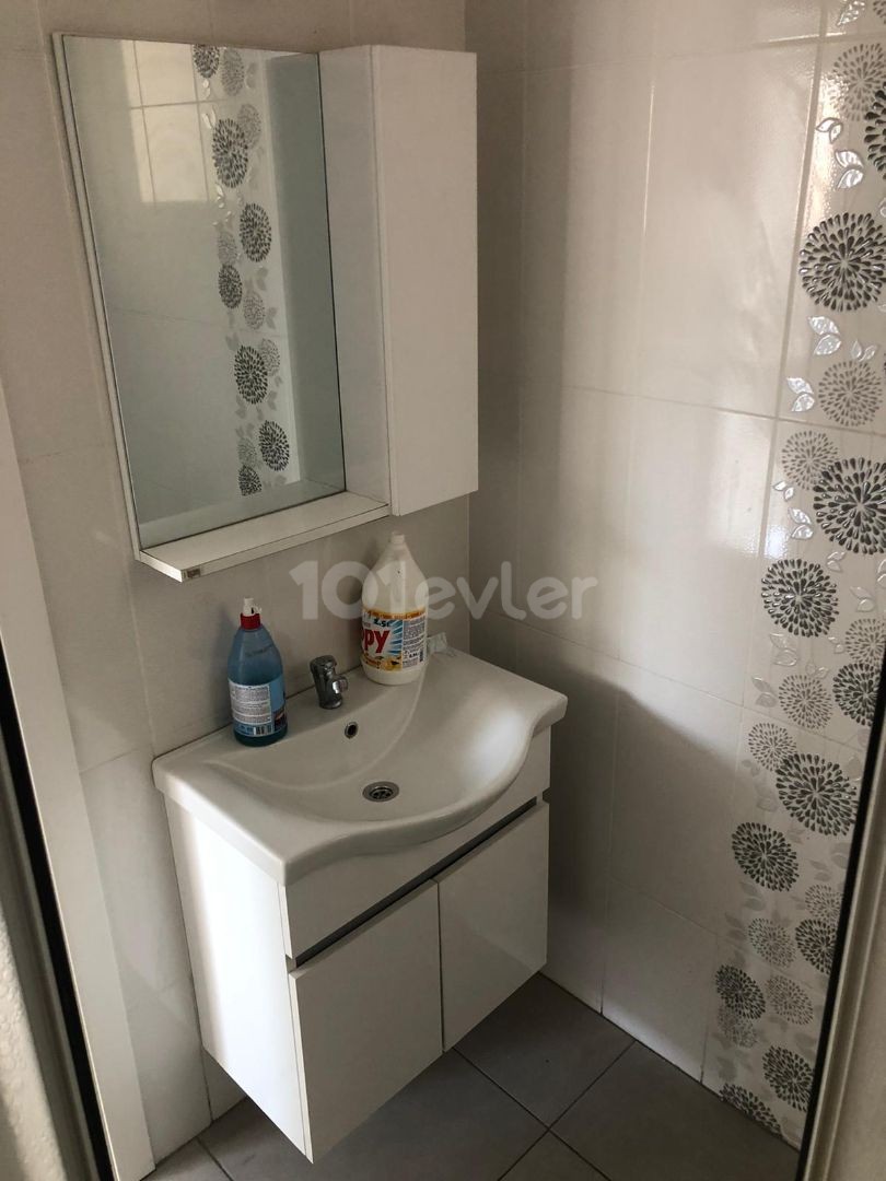 MAĞUSA DAÜ YE 5 DAKİKA ULL EŞYALI AİLE APARTMANINDA GENİŞ 2+1 DAİRE