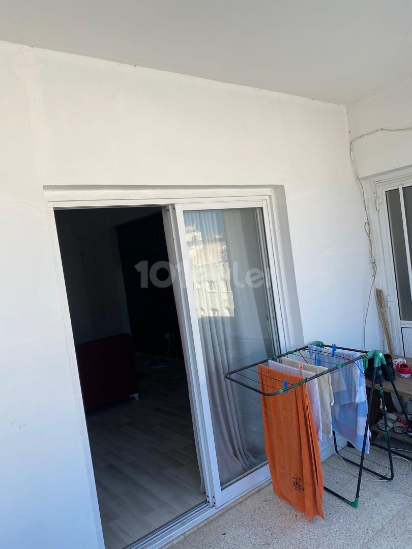 SALAMİS CADDESİ ÜZERİNDE OFİS OLMAYA MUSAİT MUKEMMEL KONUMDA SATILIK DAİRE 