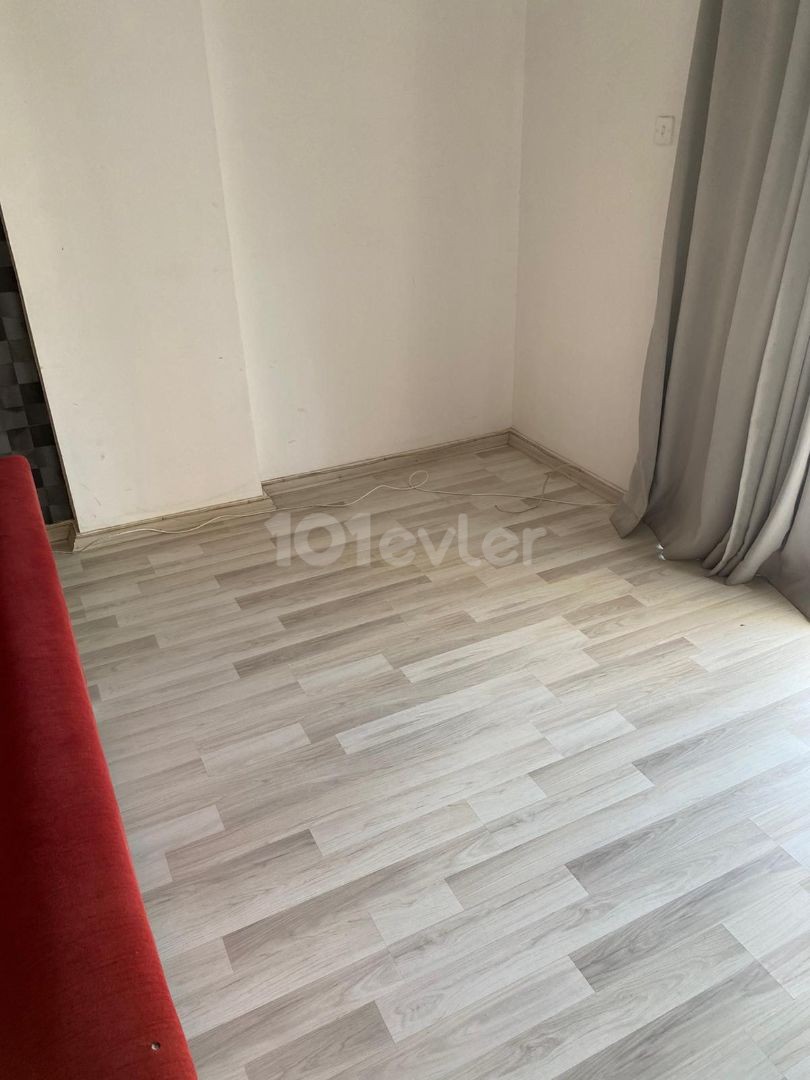 SALAMİS CADDESİ ÜZERİNDE OFİS OLMAYA MUSAİT MUKEMMEL KONUMDA SATILIK DAİRE 