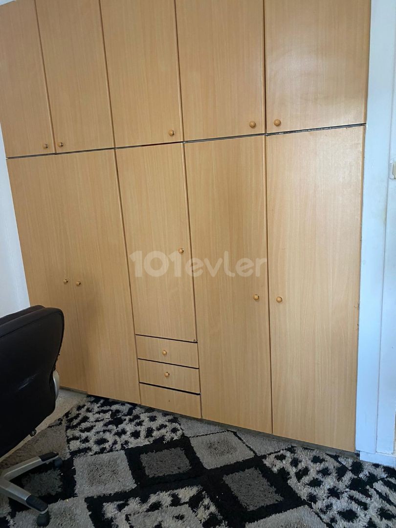 SALAMİS CADDESİ ÜZERİNDE OFİS OLMAYA MUSAİT MUKEMMEL KONUMDA SATILIK DAİRE 