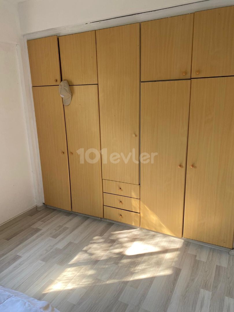 SALAMİS CADDESİ ÜZERİNDE OFİS OLMAYA MUSAİT MUKEMMEL KONUMDA SATILIK DAİRE 