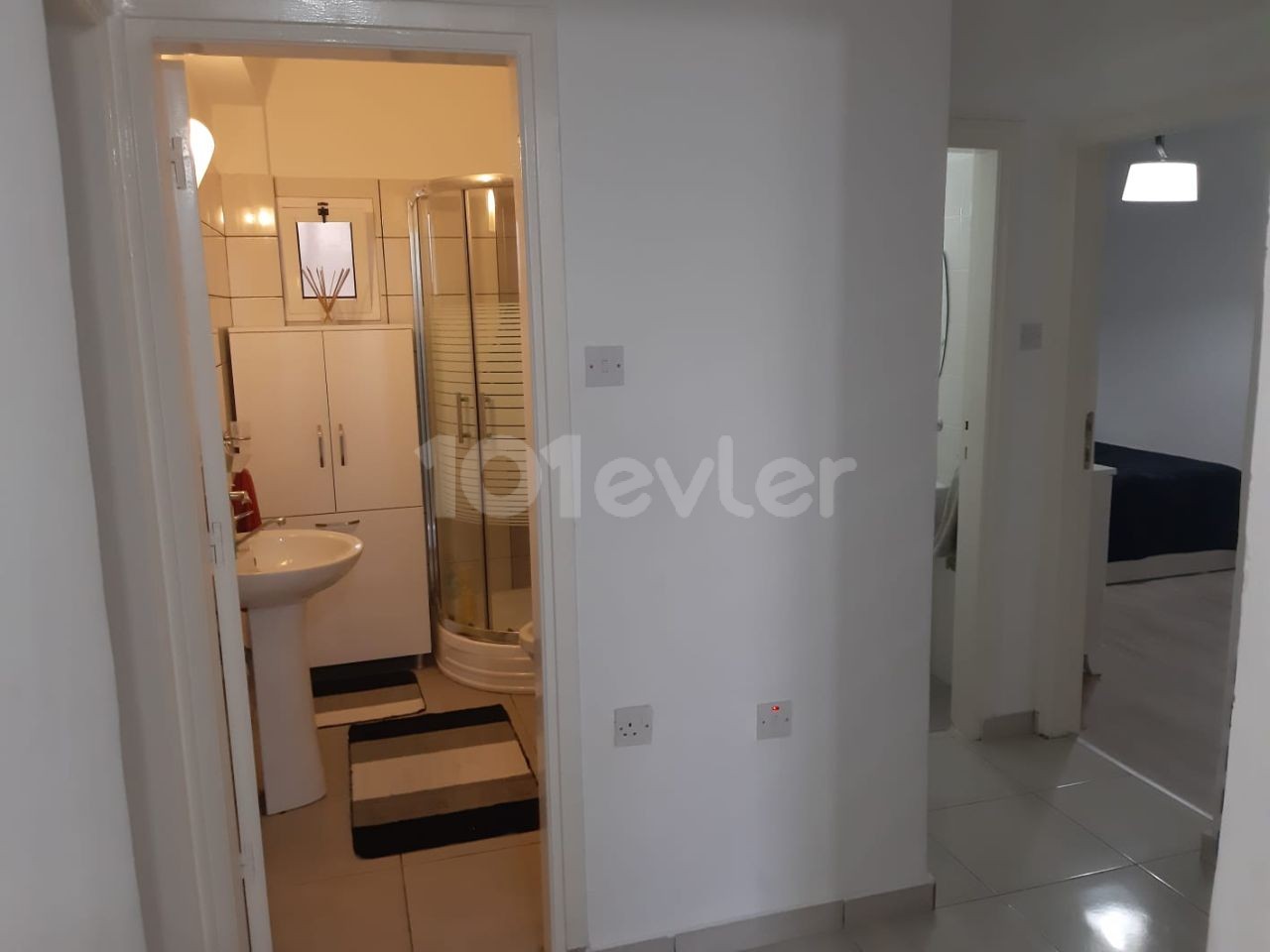 LARGE WELL-MAINTAINED 3 + 1 APARTMENT ON THE GROUND FLOOR NEAR THE FRONT SUPERMARKET IN THE CENTER OF FAMAGUSTA