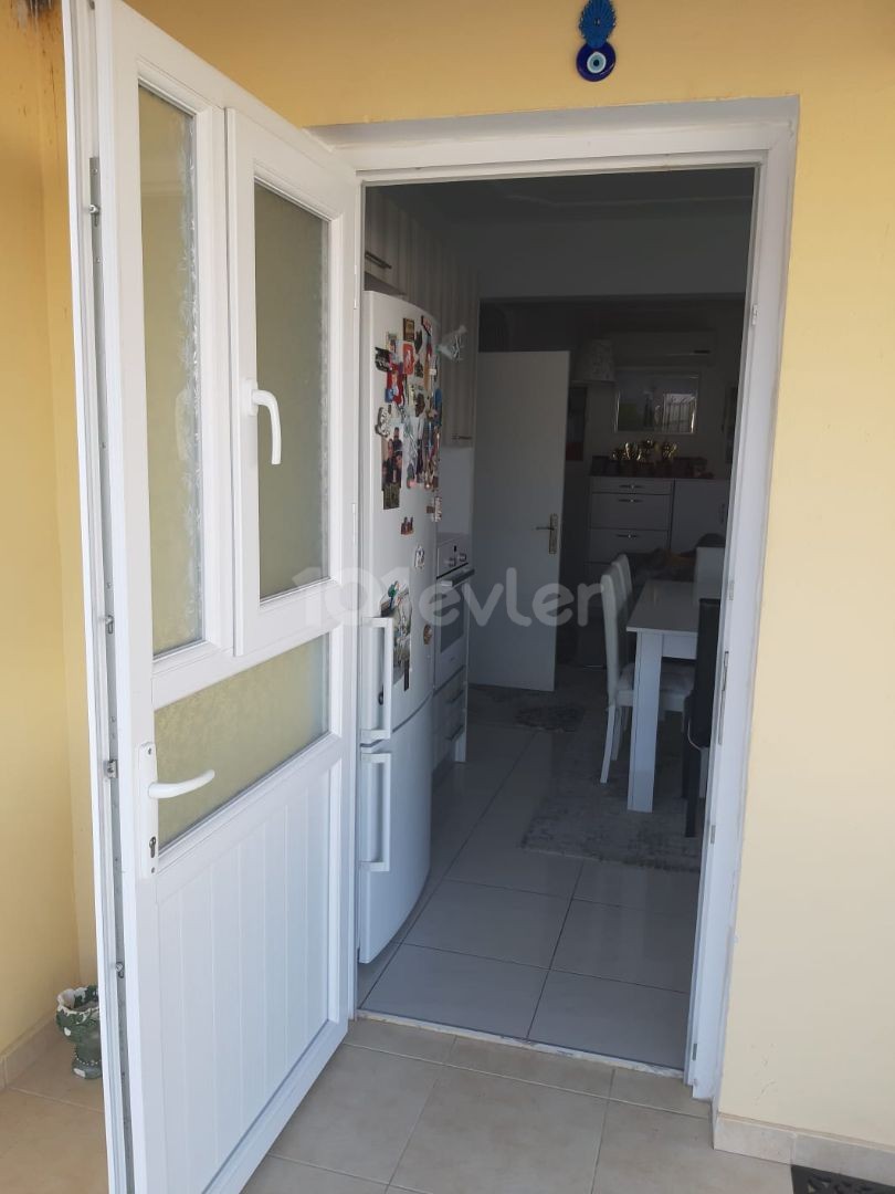 LARGE WELL-MAINTAINED 3 + 1 APARTMENT ON THE GROUND FLOOR NEAR THE FRONT SUPERMARKET IN THE CENTER OF FAMAGUSTA