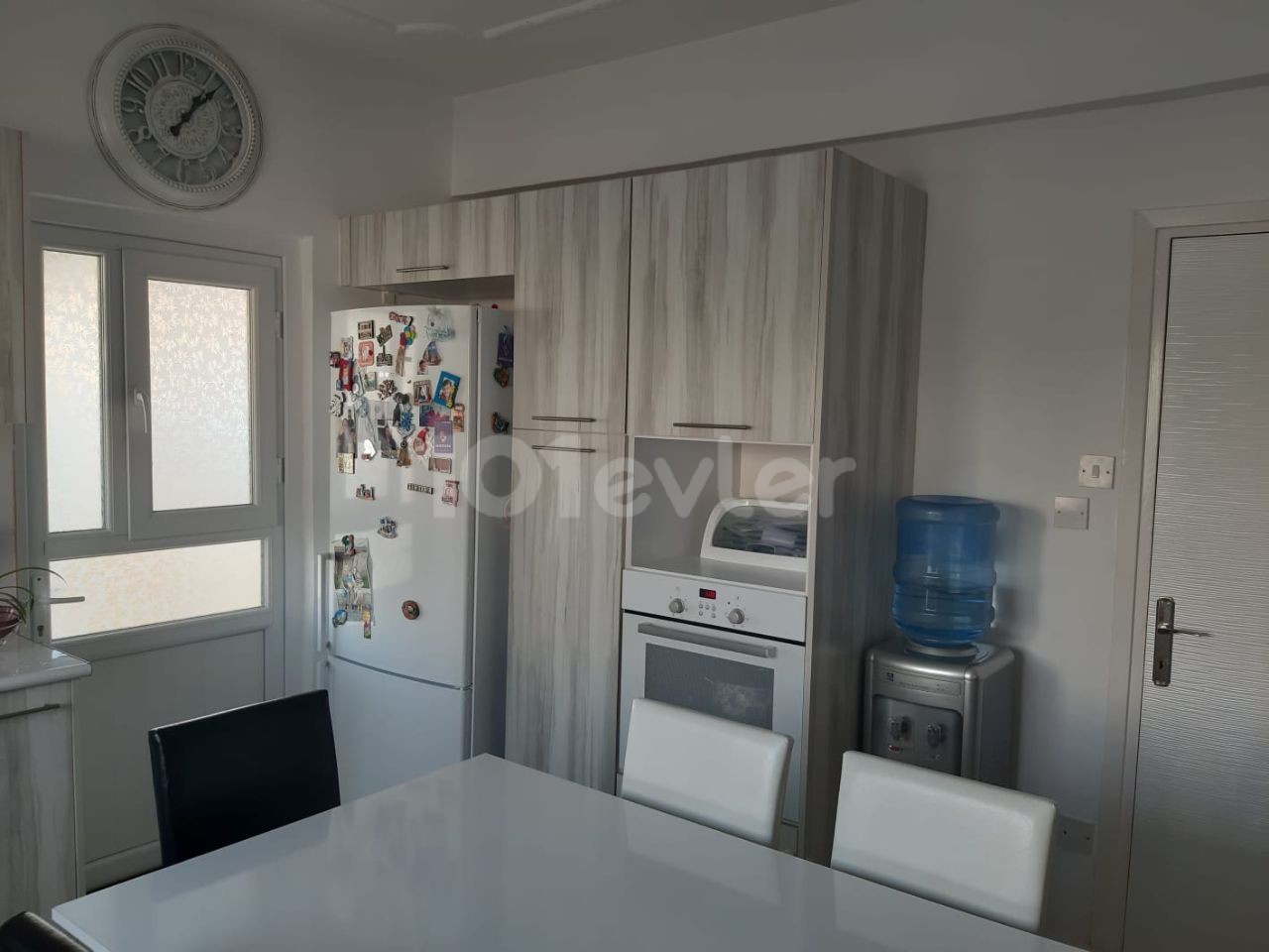 LARGE WELL-MAINTAINED 3 + 1 APARTMENT ON THE GROUND FLOOR NEAR THE FRONT SUPERMARKET IN THE CENTER OF FAMAGUSTA