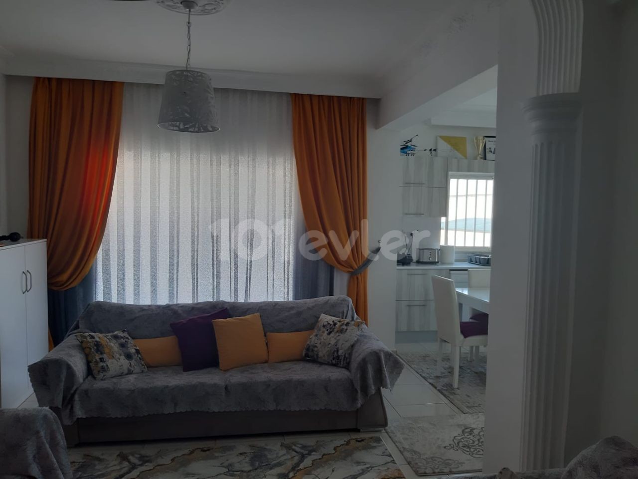 LARGE WELL-MAINTAINED 3 + 1 APARTMENT ON THE GROUND FLOOR NEAR THE FRONT SUPERMARKET IN THE CENTER OF FAMAGUSTA