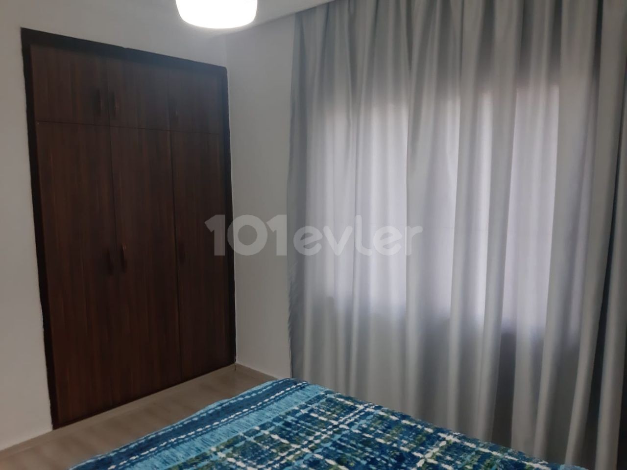 LARGE WELL-MAINTAINED 3 + 1 APARTMENT ON THE GROUND FLOOR NEAR THE FRONT SUPERMARKET IN THE CENTER OF FAMAGUSTA