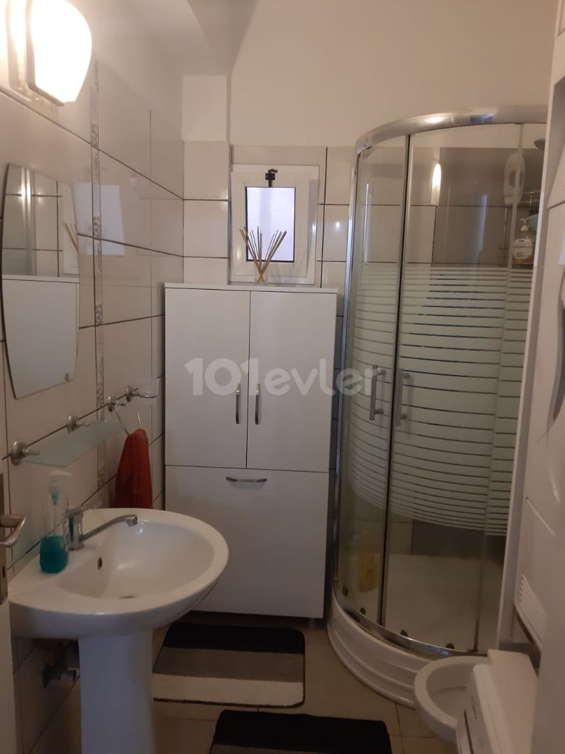 LARGE WELL-MAINTAINED 3 + 1 APARTMENT ON THE GROUND FLOOR NEAR THE FRONT SUPERMARKET IN THE CENTER OF FAMAGUSTA