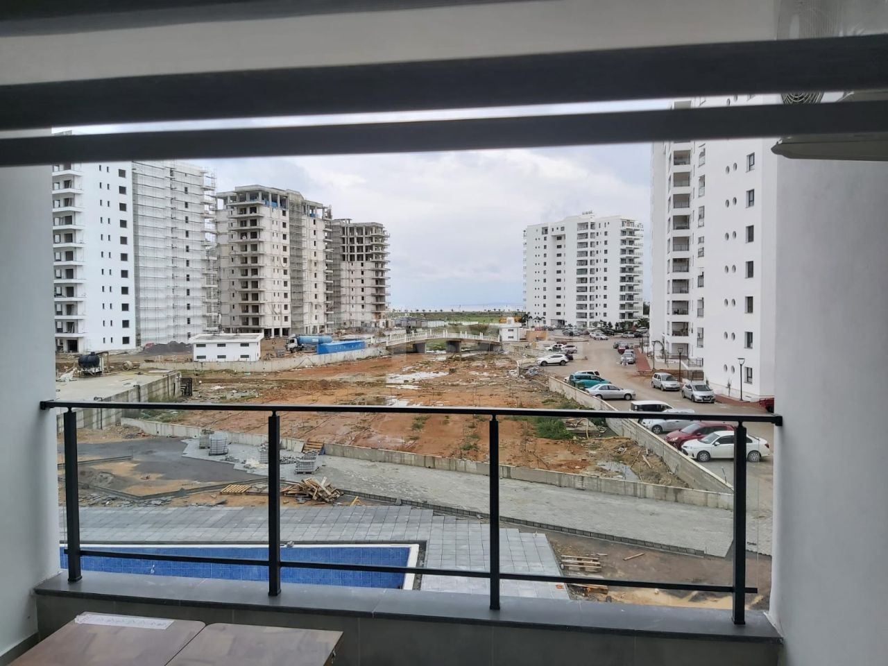 2-Schlafzimmer-Haus mit Blick auf den Pool und das Meer