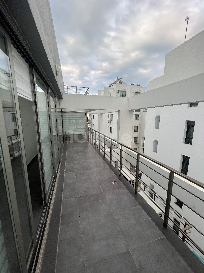 SPEZIELL EINGERICHTETE PENTHOUSE-WOHNUNG IM ZENTRUM VON GUINEA