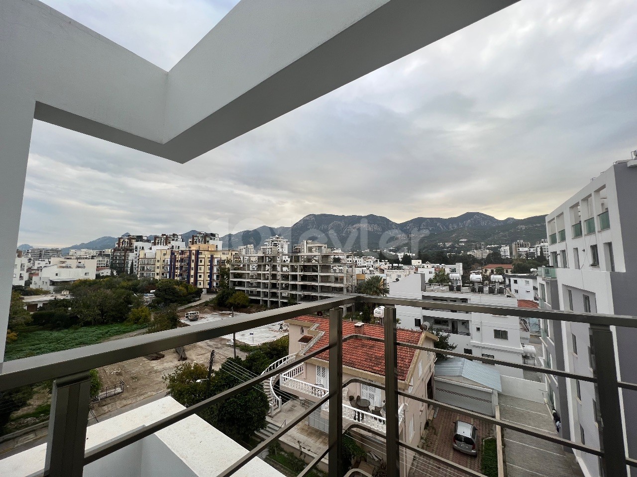 SPEZIELL EINGERICHTETE PENTHOUSE-WOHNUNG IM ZENTRUM VON GUINEA