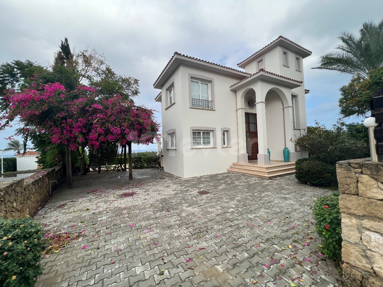 LUXURY DETACHED VILLA IN KARAOGLANOGLU, RIGHT NEXT TO THE SEA