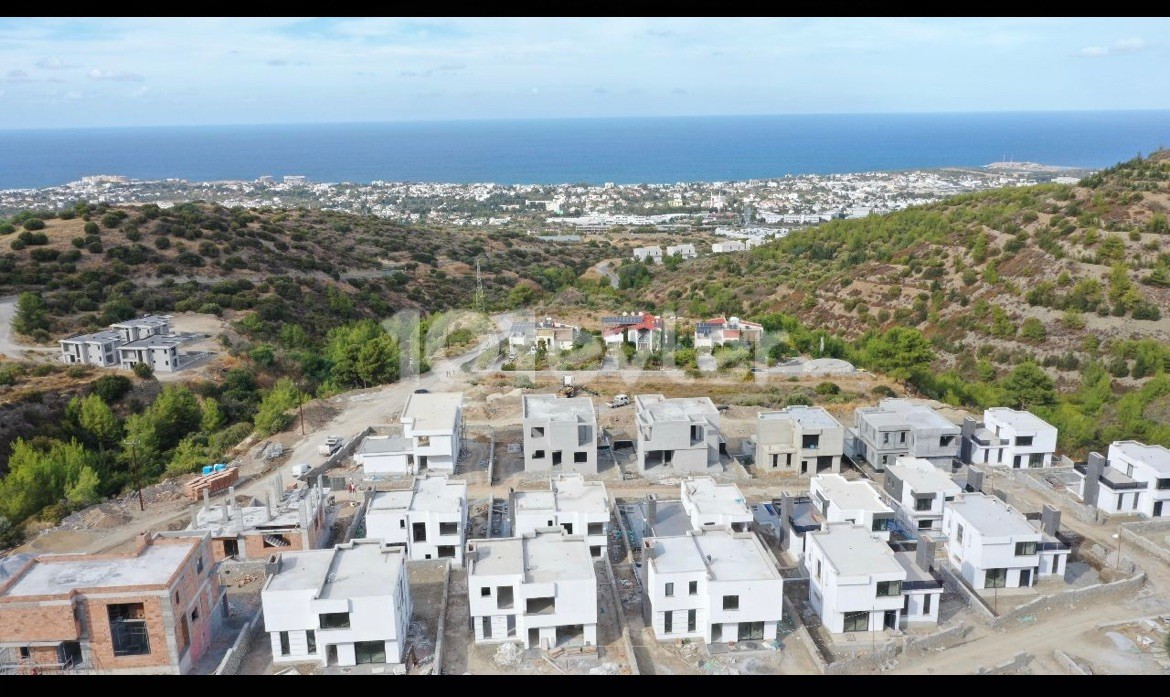 SUPERLUXUSVILLEN IN KARMI MIT UNVERBAUBAREM MEER- UND BERGBLICK 