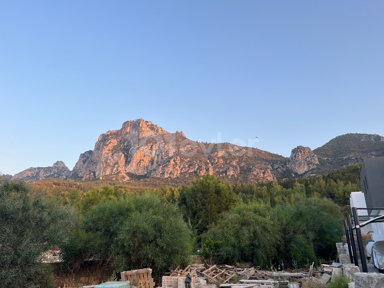 SUPERLUXUSVILLEN IN KARMI MIT UNVERBAUBAREM MEER- UND BERGBLICK 