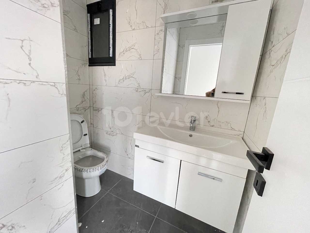 3+1 FLAT FOR SALE IN THE CENTER OF CYPRUS KYRENIA