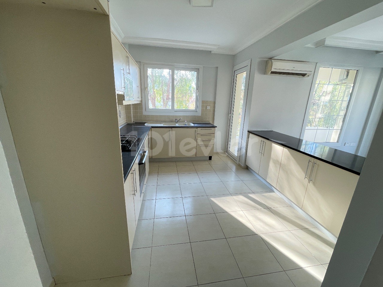 KIBRIS GİRNE ALSANCAK BÖLGESİNDE ORTAK HAVUZLU SİTEDE 3+1 SATILIK DAİRE