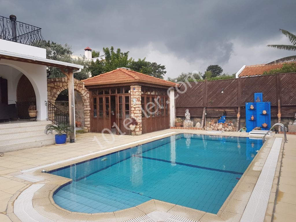 Bungalow mit privatem Pool 2+1 auf 1 Hektar Land in Kyrenia Karsiyaka-geeignet für Bankkredit ** 