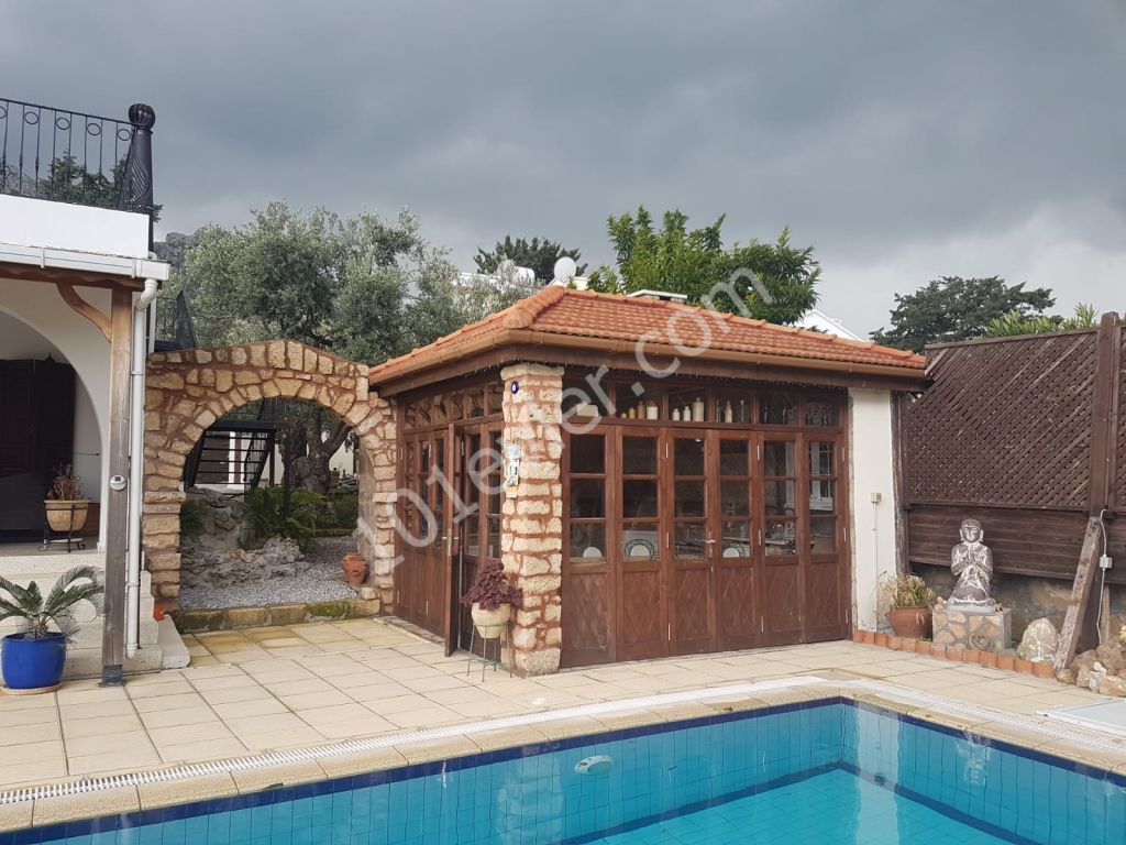 Bungalow mit privatem Pool 2+1 auf 1 Hektar Land in Kyrenia Karsiyaka-geeignet für Bankkredit ** 