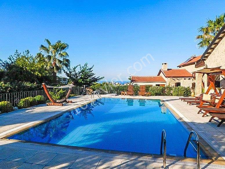 Maßgeschneiderte Steinvilla in Kyrenia Alsancak 3 + 1 mit privatem Pool - geeignet für Bankkredite ** 