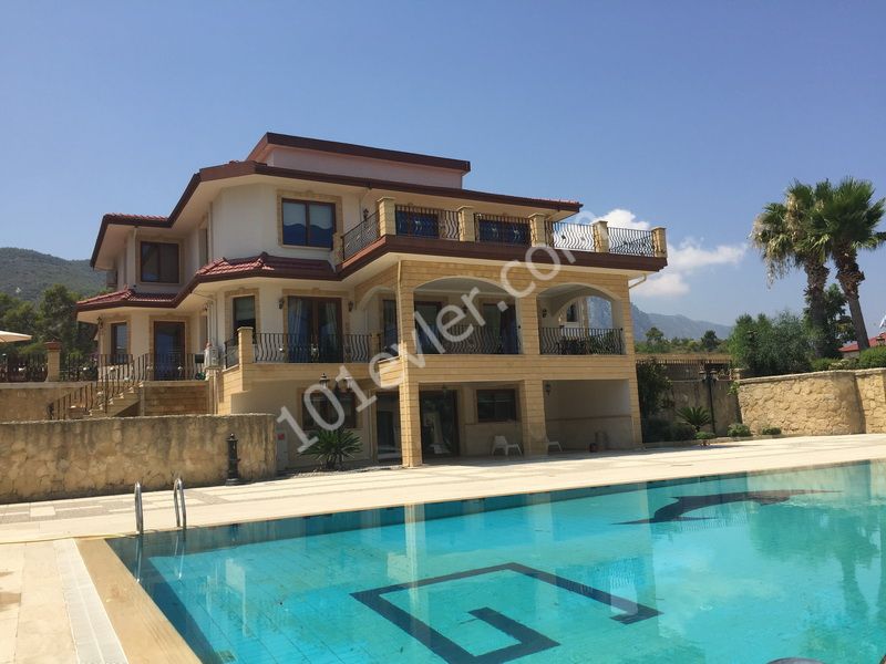 5,5 Hektar Land in Kyrenia, 1000m2 Ultra Lu Llogara Mansion-geeignet für Bankkredite ** 