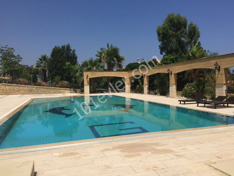 5,5 Hektar Land in Kyrenia, 1000m2 Ultra Lu Llogara Mansion-geeignet für Bankkredite ** 