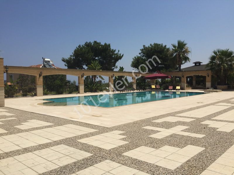 5,5 Hektar Land in Kyrenia, 1000m2 Ultra Lu Llogara Mansion-geeignet für Bankkredite ** 