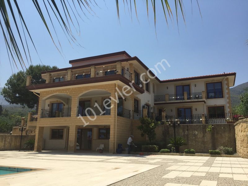 5,5 Hektar Land in Kyrenia, 1000m2 Ultra Lu Llogara Mansion-geeignet für Bankkredite ** 