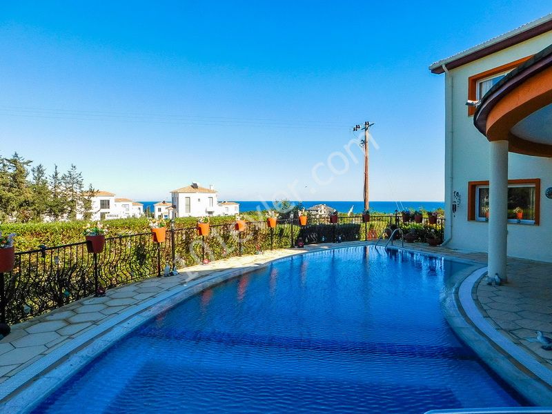 Girne Alsancak da 1 Dönüm Arazi İçerisinde 4+1 Özel Yüzme Havuzlu Lux Villa