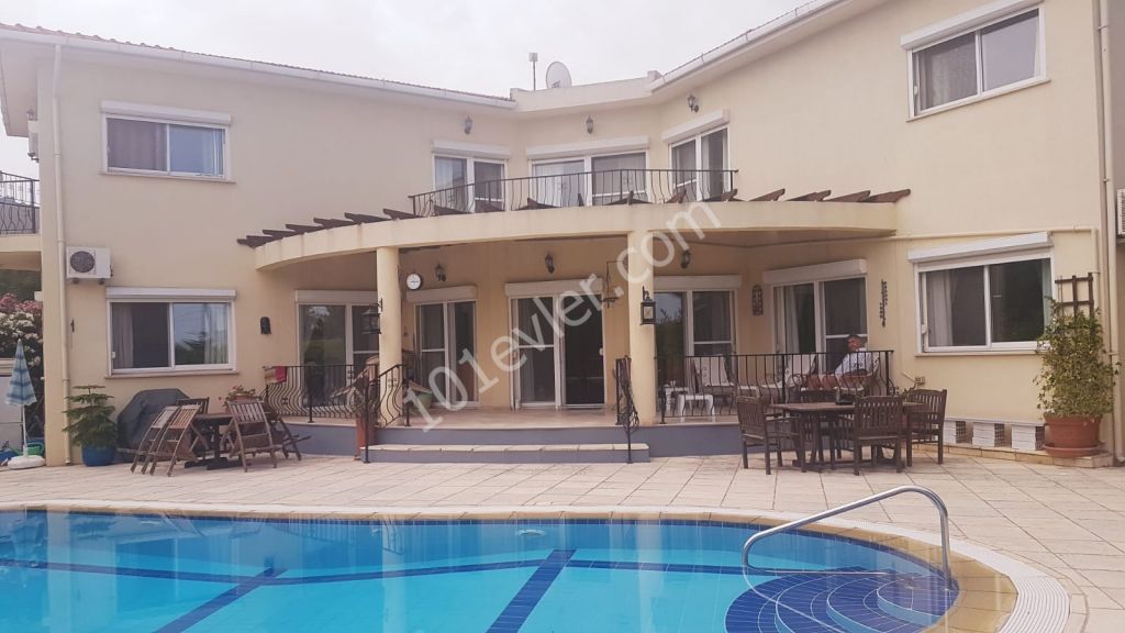 Auf 1000m2 Land in Kyrenia Edremit - 250m2 überdachte Fläche - voll möbliert-Villa mit privatem Pool ** 