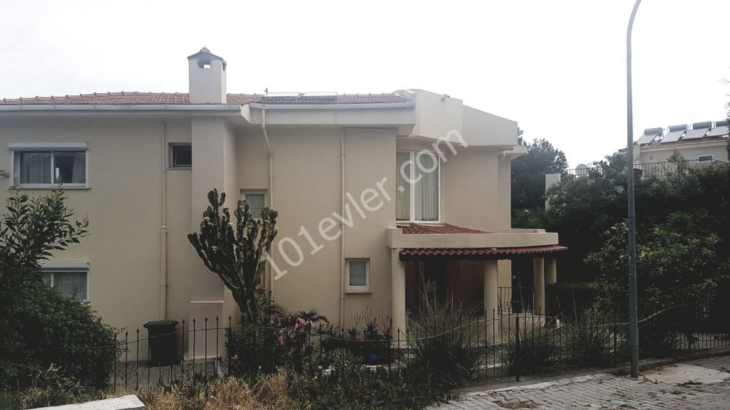 Auf 1000m2 Land in Kyrenia Edremit - 250m2 überdachte Fläche - voll möbliert-Villa mit privatem Pool ** 