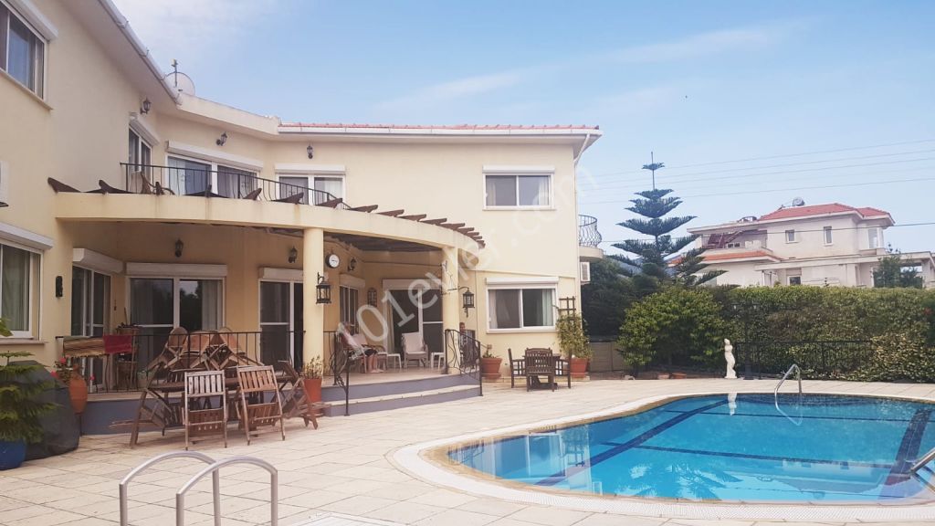 Auf 1000m2 Land in Kyrenia Edremit - 250m2 überdachte Fläche - voll möbliert-Villa mit privatem Pool ** 