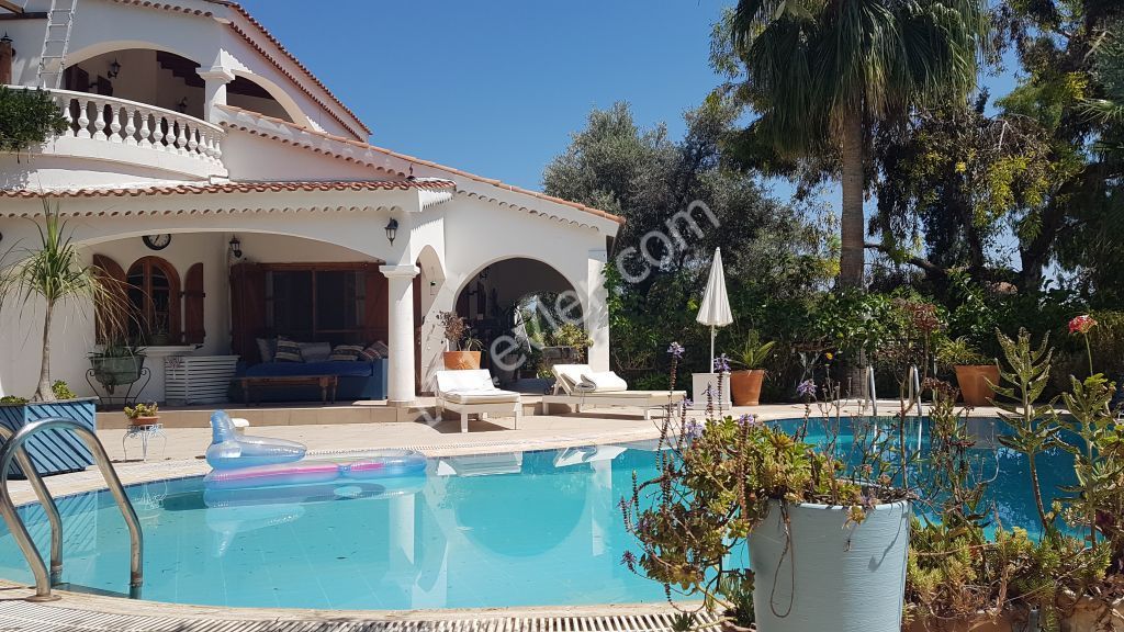 Girne Alsancak da Escape Beach'e Yürüme Mesafesinde 1 Dönüm Arazi İçerisinde 240m2 - 3+1 Özel Yüzme Havuzlu Lüx Villa -Banka Kredisine Uygundur