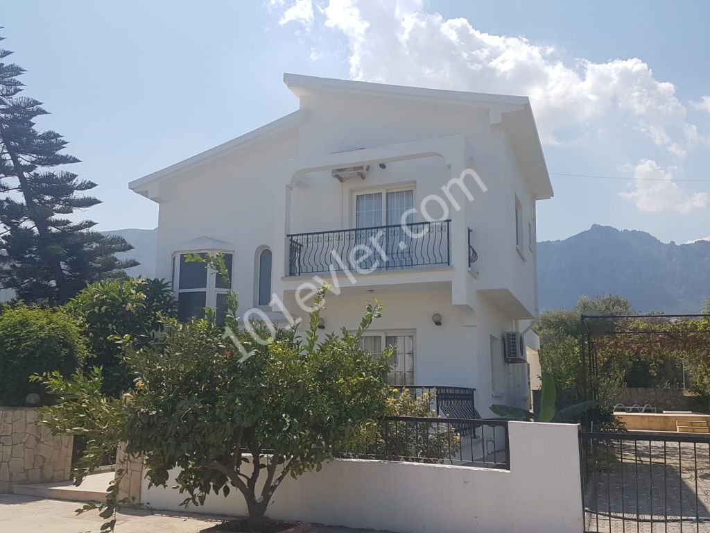 Girne Karaoğlanoğlu bölgesinde 3+1 Yüzme havuzlu - Full Eşyalı Villa