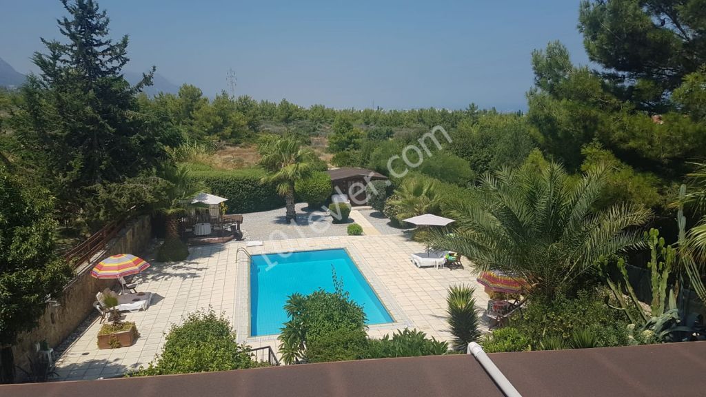 Girne Çatalköy de 1 Dönüm ARazi İçerisinde 4+1 - 280m2 -Özel Yüzme Havuzlu Villa
