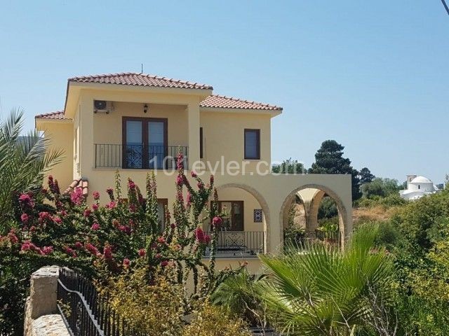 Girne Bellapais te  Yaklaşık 1 Dönüm Arazi İçerisinde Lux Villa-Banka Kredisine Uygundur