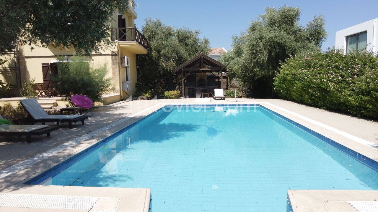 Llogara einzige autorisierte Llogara 3 + 1 Villa mit privatem Pool auf 1 Hektar Land in Kyrenia Ozanköy-geeignet für Bankkredit ** 