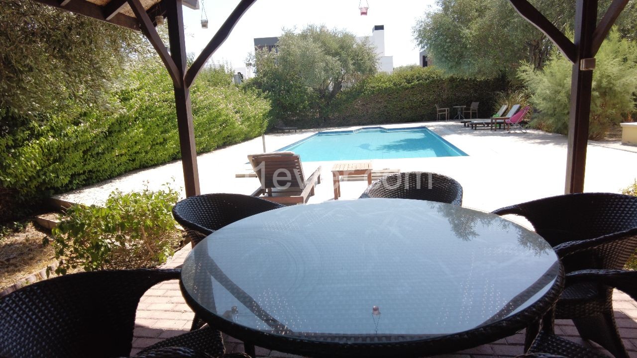 Llogara einzige autorisierte Llogara 3 + 1 Villa mit privatem Pool auf 1 Hektar Land in Kyrenia Ozanköy-geeignet für Bankkredit ** 