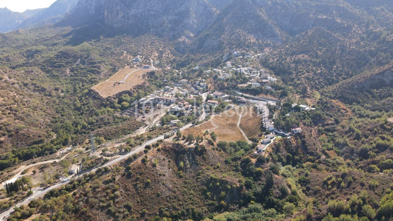 Grundstücke zum Verkauf mit herrlicher Aussicht. Yesiltepe, Kyrenia ** 