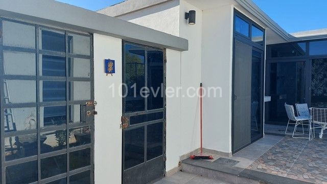 ⭐TEK YETKILI⭐ Girne Alsancak Escape Bölgesin de Denize 100m. Mesafede Tek katlı bungalow + Yardımcı Ev -Banka Kredisine Uygundur