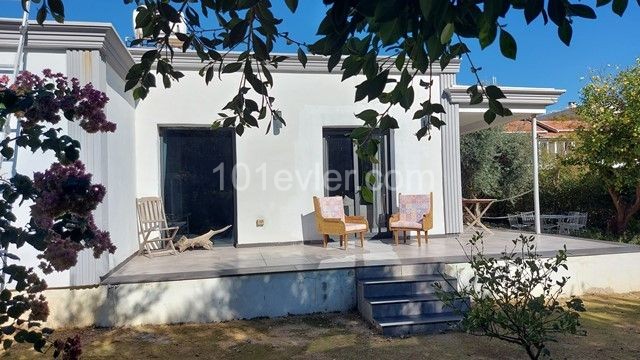 ⭐TEK YETKILI⭐ Girne Alsancak Escape Bölgesin de Denize 100m. Mesafede Tek katlı bungalow + Yardımcı Ev -Banka Kredisine Uygundur