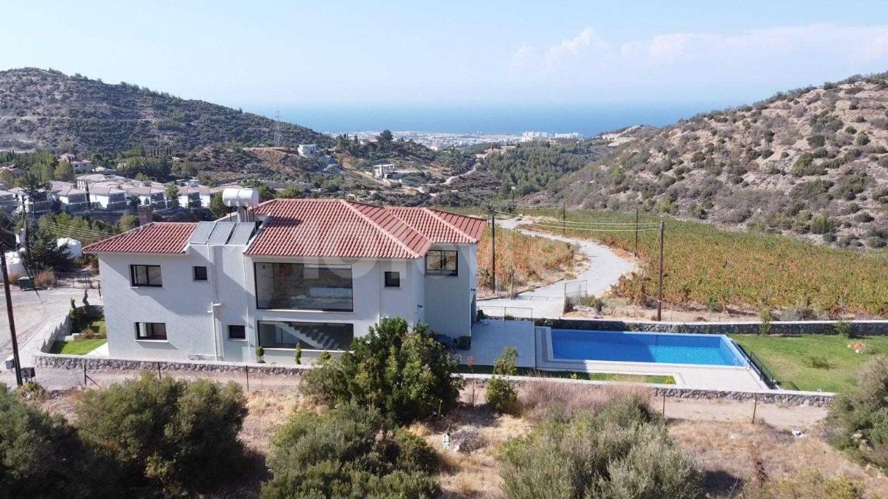 Luxusvilla mit 4 Schlafzimmern zum Verkauf in Alsancak