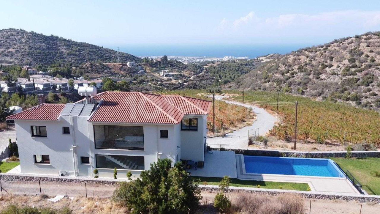 Alsancak'ta Satılık 4 Yatak Odalı Lüks Villa