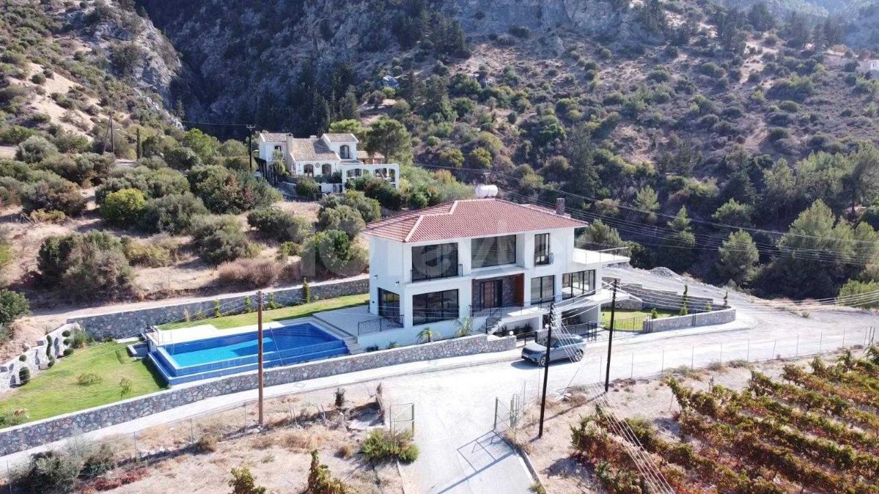 Luxusvilla mit 4 Schlafzimmern zum Verkauf in Alsancak