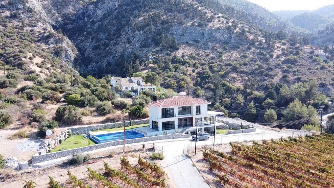 Luxusvilla mit 4 Schlafzimmern zum Verkauf in Alsancak