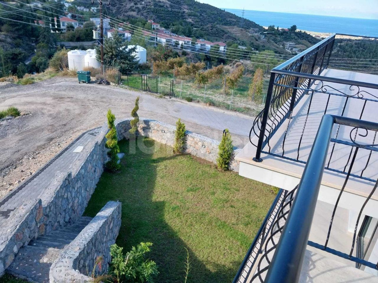 Alsancak'ta Satılık 4 Yatak Odalı Lüks Villa