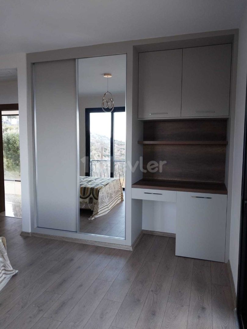 Alsancak'ta Satılık 4 Yatak Odalı Lüks Villa