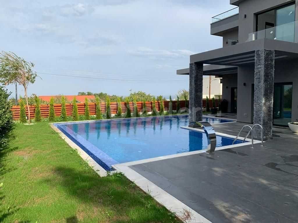 Luxusvilla mit 5 Schlafzimmern zum Verkauf in Kyrenia