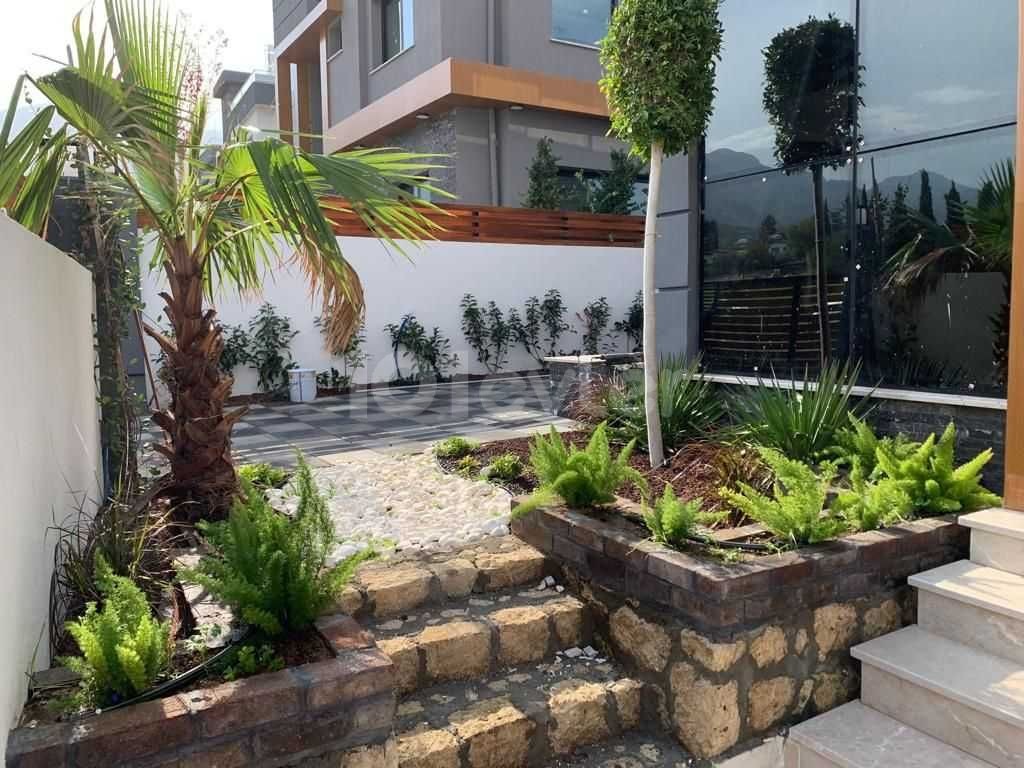 Luxusvilla mit 5 Schlafzimmern zum Verkauf in Kyrenia